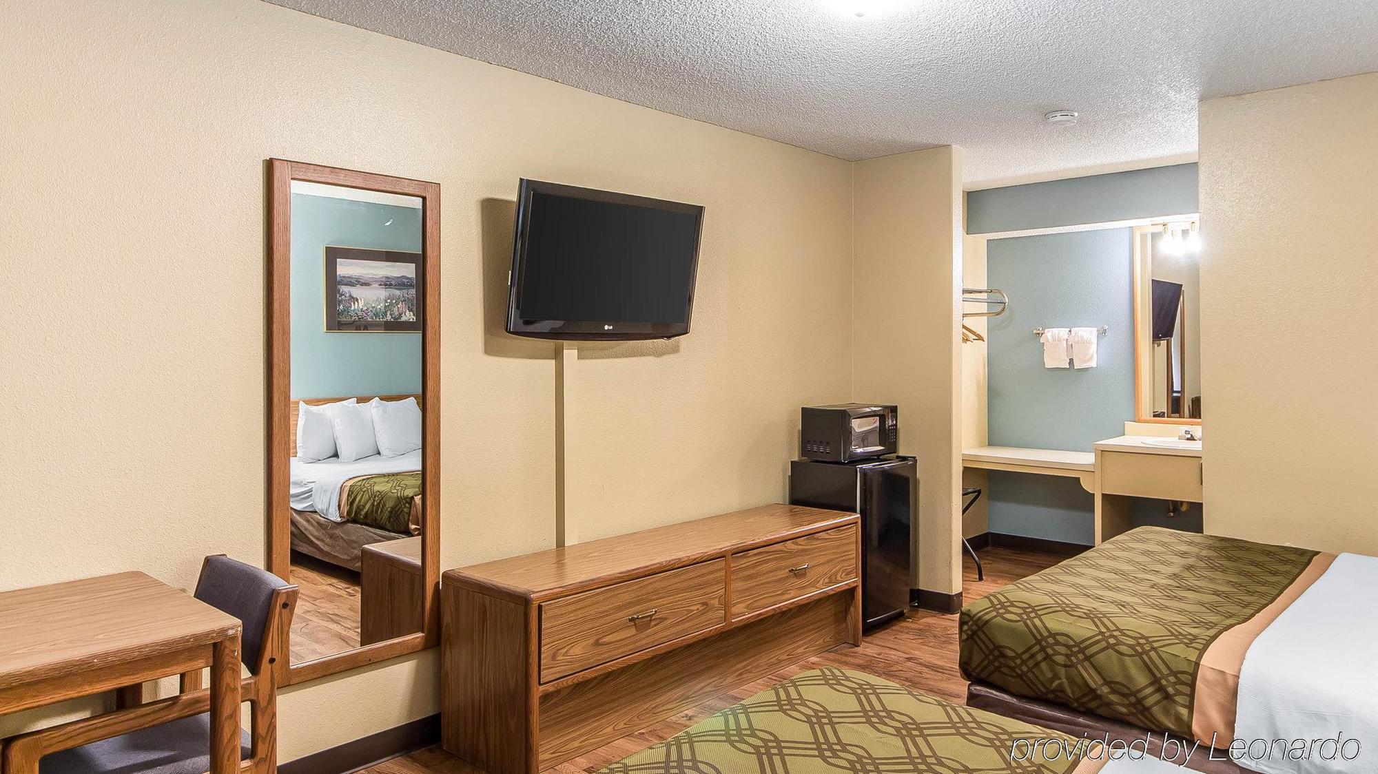 Econo Lodge Pryor Creek Exterior photo